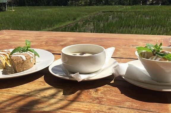 cafe pomegranate, tempat nongkrong keren di ubud bali
