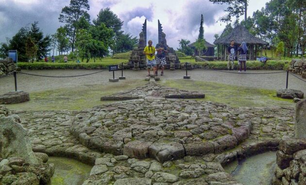 candi cetho karanganyar, inilah 8 panorama indah candi di atas awan