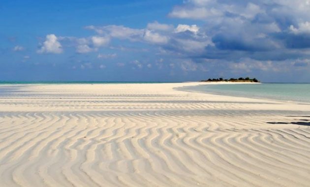 daftar wisata pantai di wilayah gresik yang paling bagus lagi hits dan apakah ada pasir putih?