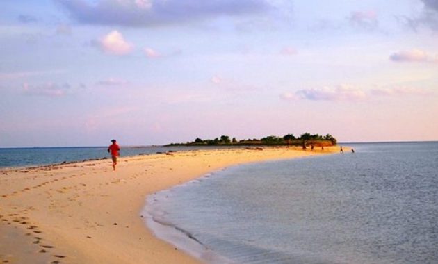daftar wisata pantai di wilayah gresik yang paling bagus lagi hits dan apakah ada pasir putih?