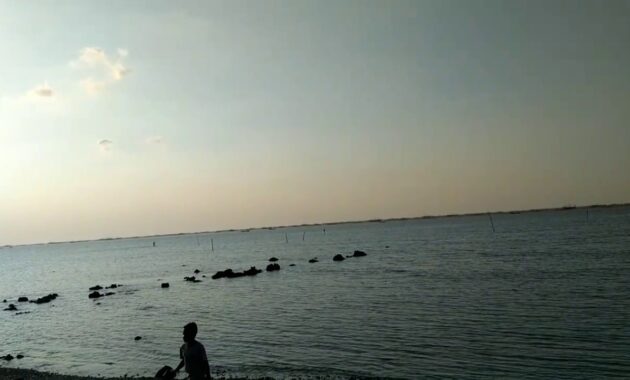 daftar wisata pantai di wilayah gresik yang paling bagus lagi hits dan apakah ada pasir putih?