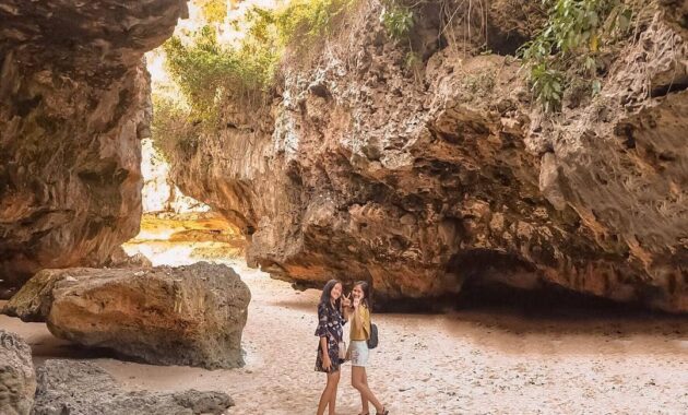 dimana akses jalan menuju lokasi pantai suluban uluwatu bali dan berapa harga tiket masuknya?, Harga Tiket Masuk, Rahasia Umum, Asal Mula Nama, Keunikan Lokasi, Jalan Menuju Lokasi