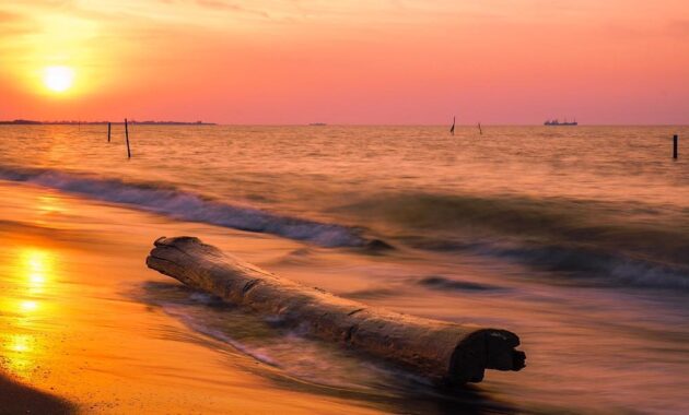 dimana lokasi wisata pantai tirang semarang, apakah ada sunset dan berapa harga tiket masuknya?, Harga Tiket Masuk , Letak Lokasi , Terjadi Abrasi, Jalan Menuju Lokasi, Wisata Terdekat
