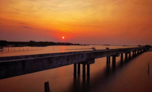 dimana lokasi wisata pantai tirang semarang, apakah ada sunset dan berapa harga tiket masuknya?, Harga Tiket Masuk , Letak Lokasi , Terjadi Abrasi, Jalan Menuju Lokasi, Wisata Terdekat
