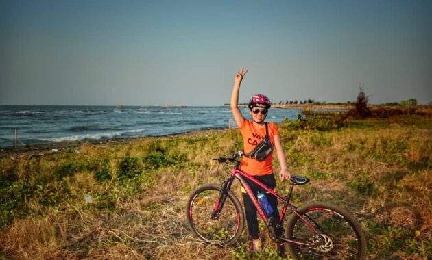 dimana lokasi wisata pantai tirang semarang, apakah ada sunset dan berapa harga tiket masuknya?, Harga Tiket Masuk , Letak Lokasi , Terjadi Abrasi, Jalan Menuju Lokasi, Wisata Terdekat