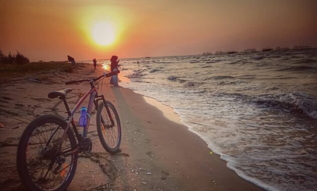 dimana lokasi wisata pantai tirang semarang, apakah ada sunset dan berapa harga tiket masuknya?, Harga Tiket Masuk , Letak Lokasi , Terjadi Abrasi, Jalan Menuju Lokasi, Wisata Terdekat