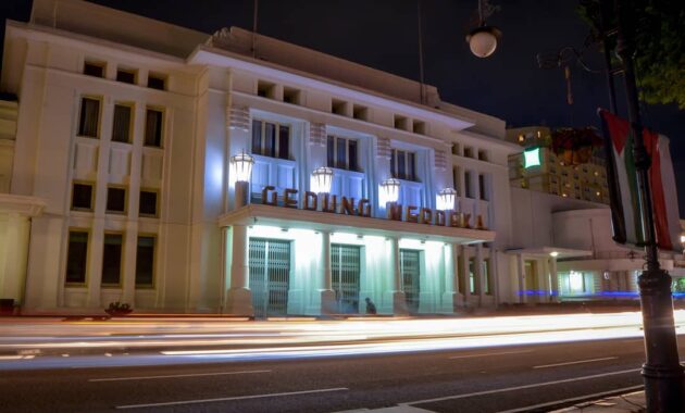 gedung merdeka bandung dari masa ke masa, Mengenal Sejarah, Awal Dibangunnya, Pergantian Fungsi, Perubahan Fungsi, Pertemuan dan Konferensi