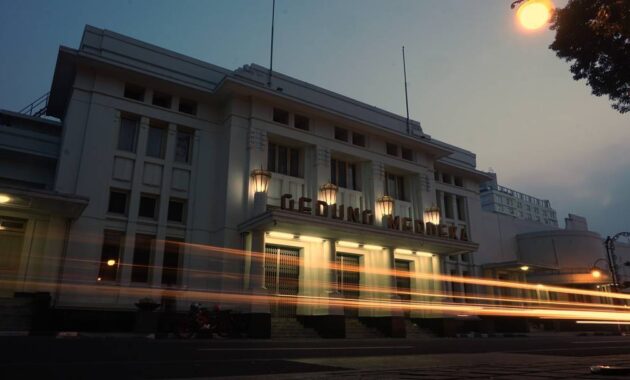 gedung merdeka bandung dari masa ke masa, Mengenal Sejarah, Awal Dibangunnya, Pergantian Fungsi, Perubahan Fungsi, Pertemuan dan Konferensi