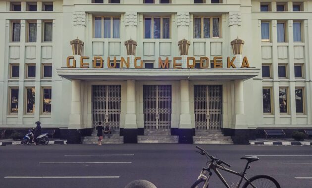 gedung merdeka bandung dari masa ke masa, Mengenal Sejarah, Awal Dibangunnya, Pergantian Fungsi, Perubahan Fungsi, Pertemuan dan Konferensi