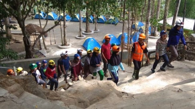 camping di goa cerme, fasilitas gua cerme, foto goa cerme, goa cerme, goa cerme bantul, gua cerme, harga tiket masuk gua cerme, keindahan goa cerme, lokasi goa cerme, rute gua cerme, rute ke goa cerme, wisata alam goa cerme, wisata goa cerme, goa cerne bantul: harga tiket, daya tarik, aktivitas seru, spot foto