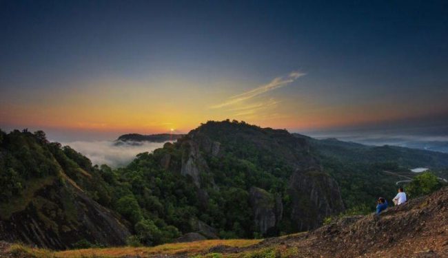 fasilitas gunung nglanggeran, gunung api purba nglanggeran, gunung nglanggeran, harga tiket gunung nglanggeran, sunset gunung nglanggeran, tiket masuk gunung nglanggeran, wisata alam gunung nglanggeran, wisata gunung api gunung nglanggeran, gunung nglanggeran, harga tiket, daya tarik, aktivitas seru dll