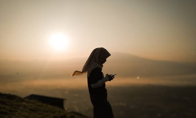 indahnya view di bukit alesano, pas buat camping dan sunset time, Harga Tiket Masuk, Jalan Menuju Lokasi, Fasilitas, Negeri Di Atas Awan, Pesona Bukit Alesano