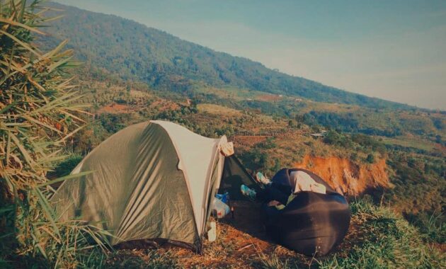 indahnya view di bukit alesano, pas buat camping dan sunset time, Harga Tiket Masuk, Jalan Menuju Lokasi, Fasilitas, Negeri Di Atas Awan, Pesona Bukit Alesano