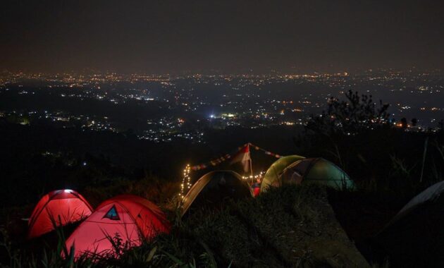indahnya view di bukit alesano, pas buat camping dan sunset time, Harga Tiket Masuk, Jalan Menuju Lokasi, Fasilitas, Negeri Di Atas Awan, Pesona Bukit Alesano