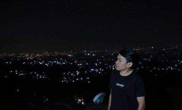 indahnya view di bukit alesano, pas buat camping dan sunset time, Harga Tiket Masuk, Jalan Menuju Lokasi, Fasilitas, Negeri Di Atas Awan, Pesona Bukit Alesano