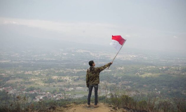 indahnya view di bukit alesano, pas buat camping dan sunset time, Harga Tiket Masuk, Jalan Menuju Lokasi, Fasilitas, Negeri Di Atas Awan, Pesona Bukit Alesano