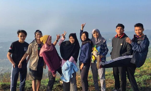 indahnya view di bukit alesano, pas buat camping dan sunset time, Harga Tiket Masuk, Jalan Menuju Lokasi, Fasilitas, Negeri Di Atas Awan, Pesona Bukit Alesano