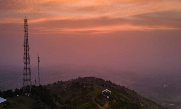indahnya view di bukit alesano, pas buat camping dan sunset time, Harga Tiket Masuk, Jalan Menuju Lokasi, Fasilitas, Negeri Di Atas Awan, Pesona Bukit Alesano