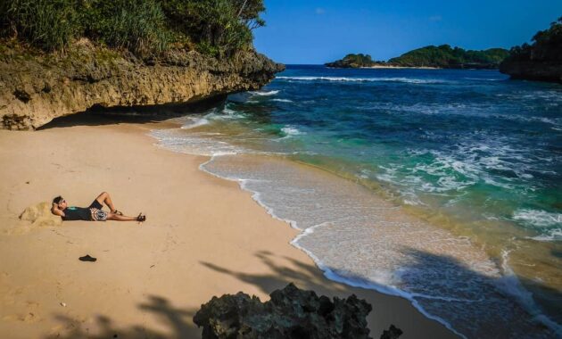indahnya wisata pantai peh pulo di blitar jawa timur dan berapa harga tiket masuknya?, Harga Tiket Masuk, Mini Raja Ampat, Deskripsi Keindahan, Kelebihan Pantai, Akses Menuju Lokasi