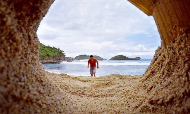 indahnya wisata pantai peh pulo di blitar jawa timur dan berapa harga tiket masuknya?, Harga Tiket Masuk, Mini Raja Ampat, Deskripsi Keindahan, Kelebihan Pantai, Akses Menuju Lokasi