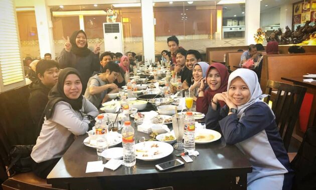 ini dia 10 tempat makan populer di makassar yang recommended dan tutup jam berapa?