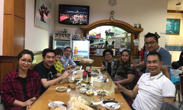 ini dia 10 tempat makan populer di makassar yang recommended dan tutup jam berapa?