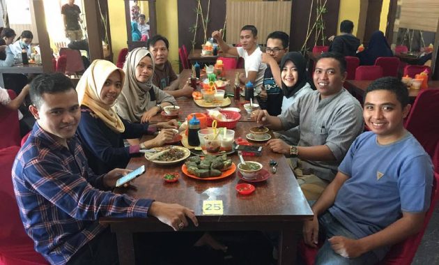 ini dia 10 tempat makan populer di makassar yang recommended dan tutup jam berapa?
