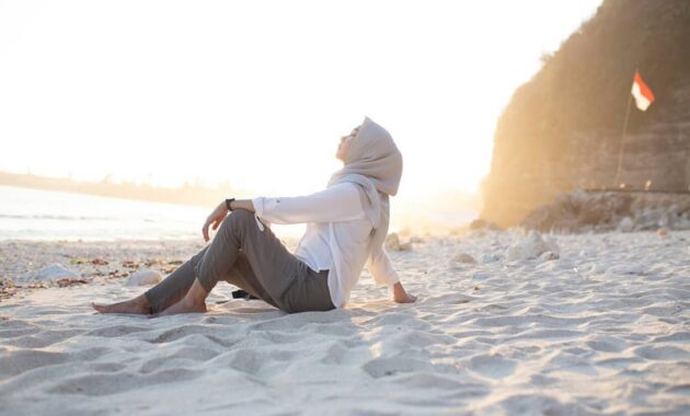 ini dia pesona pantai melasti yang termasuk objek wisata primadona di ungasan bali, Harga Tiket Masuk, Jalan Menuju Lokasi, Fasilitas Yang Ada , Aktivitas Menarik, Pesona Pantai 