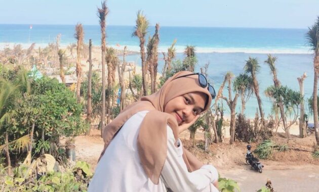 ini dia pesona pantai melasti yang termasuk objek wisata primadona di ungasan bali, Harga Tiket Masuk, Jalan Menuju Lokasi, Fasilitas Yang Ada , Aktivitas Menarik, Pesona Pantai 