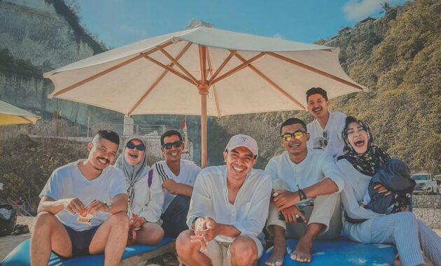 ini dia pesona pantai melasti yang termasuk objek wisata primadona di ungasan bali, Harga Tiket Masuk, Jalan Menuju Lokasi, Fasilitas Yang Ada , Aktivitas Menarik, Pesona Pantai 