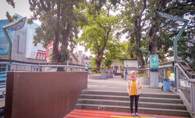 jalan braga kota bandung bagus saat malam hari, Sejarah Jalan Braga, Keunikan, Wisata Kuliner, Hotal Terdekat, Oleh Oleh Khas Bandung