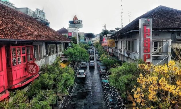 jalan braga kota bandung bagus saat malam hari, Sejarah Jalan Braga, Keunikan, Wisata Kuliner, Hotal Terdekat, Oleh Oleh Khas Bandung
