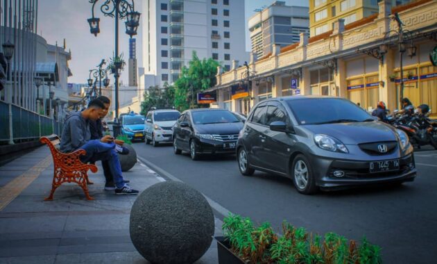 jalan braga kota bandung bagus saat malam hari, Sejarah Jalan Braga, Keunikan, Wisata Kuliner, Hotal Terdekat, Oleh Oleh Khas Bandung