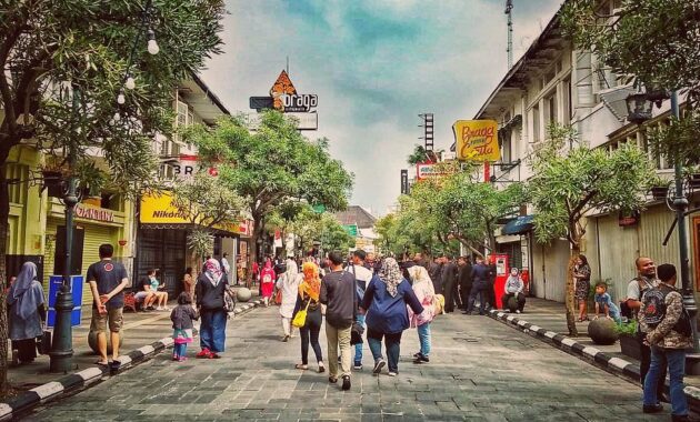jalan braga kota bandung bagus saat malam hari, Sejarah Jalan Braga, Keunikan, Wisata Kuliner, Hotal Terdekat, Oleh Oleh Khas Bandung