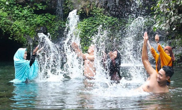 jalan menuju curug kembar