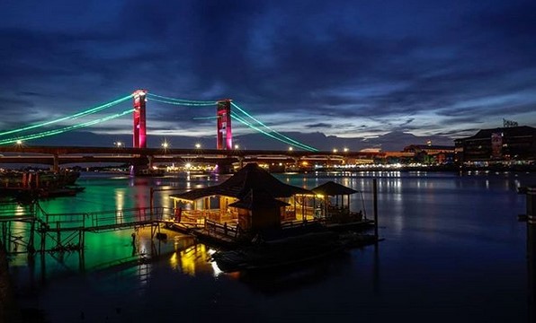 jembatan ampera malam hari