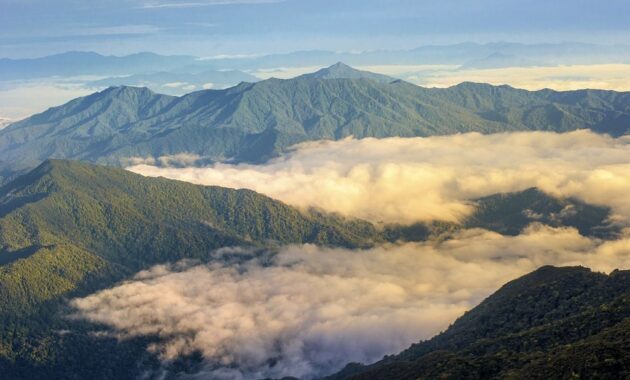 kamu pendaki sejati? coba taklukkin 10 rekomendasi gunung tertinggi di negara malaysia ini
