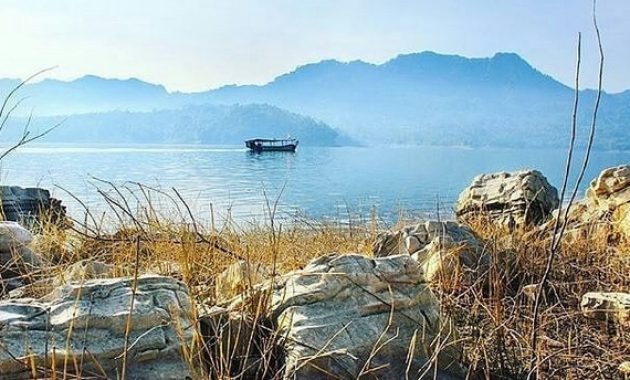 keindahan alam yang memikat di waduk wadaslintang jawa tengah