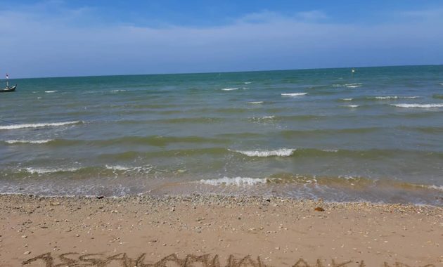 keindahan pantai labuhan gresik, Hampir Mirip, Pesona Keindahan, Bentuk Memanjang, Aktifitas Lain, Lokasi Dimana
