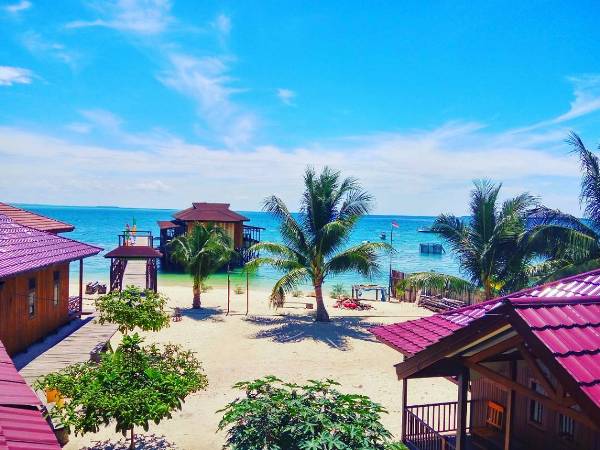 cara menuju pantai derawan, derawan, harga tiket masuk pantai derawan, hotel dekat pantai derawan, liburan ke derawan, liburan seru ke pantai derawan, lokasi pantai derawan, objek wisata derawan, pantai derawan, penginapan di derawan, penginapan di pulau derawan, wisata derawan, keindahan surga bawah laut pantai derawan kalimantan timur