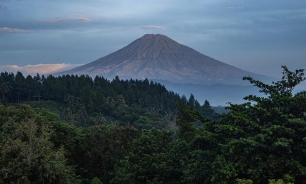 kenalin 10 rekomendasi gunung tertinggi di jawa tengah yang menjadi favorit para pendaki karena keindahannya