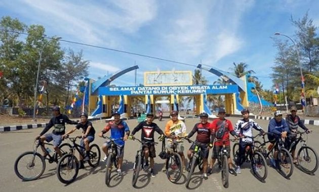 kenapa harus pantai suwuk kebumen? simak 6 alasannya di bawah ini