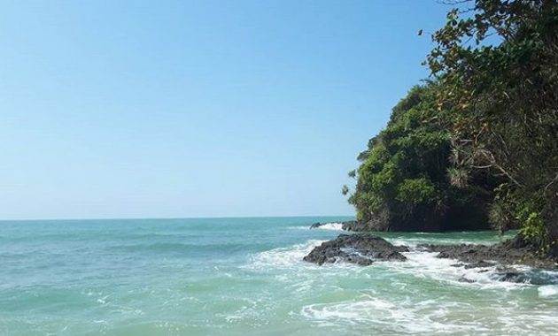 Keramat Tetapi Indah! Pantai Karang Pandan Cilacap, Surga Kecil di Pulau Kematian
