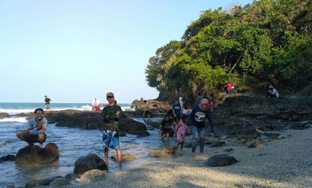 keramat tetapi indah! pantai karang pandan cilacap, surga kecil di pulau kematian