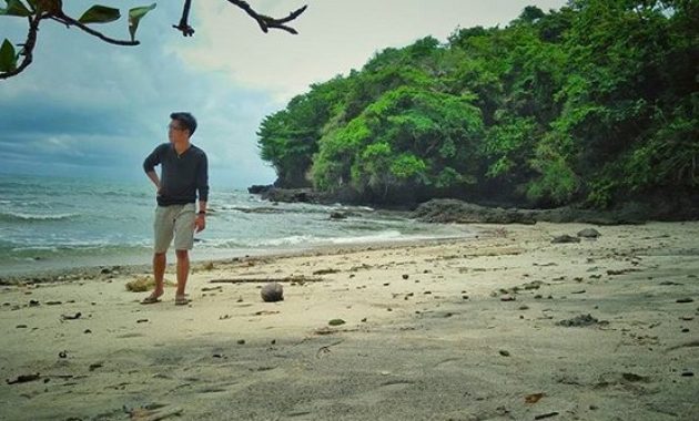 keramat tetapi indah! pantai karang pandan cilacap, surga kecil di pulau kematian