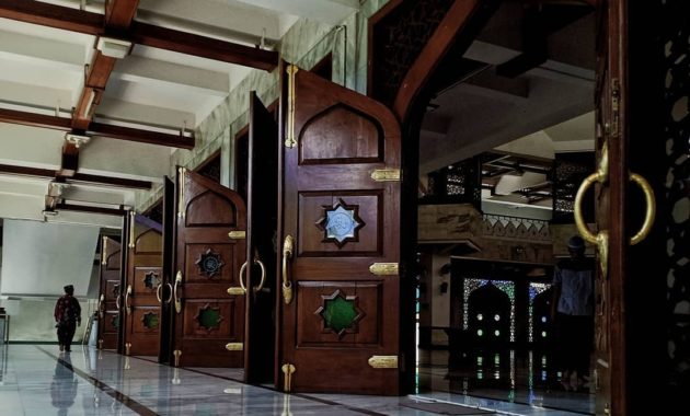 keunikan masjid agung gresik, Objek Religi, Tata Letak Bangunan , Bagian Bangunan , Fungsi Atap, Lokasi Dimana