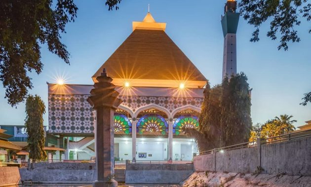 keunikan masjid agung gresik, Objek Religi, Tata Letak Bangunan , Bagian Bangunan , Fungsi Atap, Lokasi Dimana
