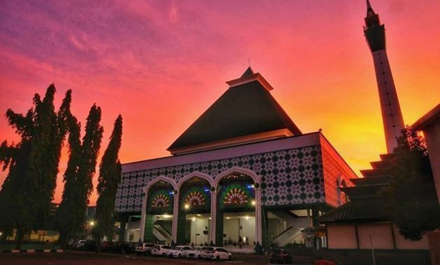 keunikan masjid agung gresik, Objek Religi, Tata Letak Bangunan , Bagian Bangunan , Fungsi Atap, Lokasi Dimana