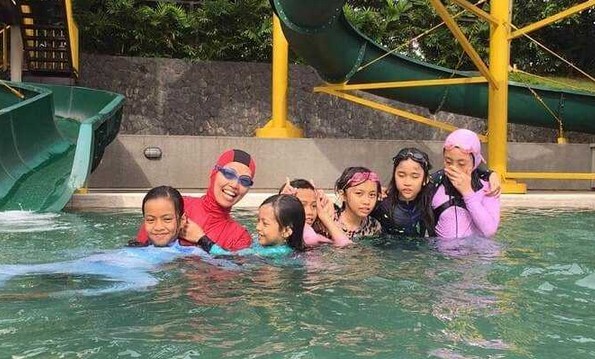 kolam renang bukit golf cibubur, harga tiket masuk mulai 50rb, buka jam 7 pagi