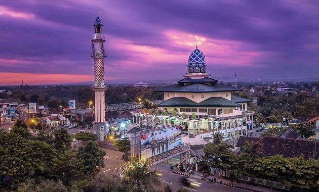 letak alun alun kota kediri, Tiada Henti, Hiburan Penting, Ramai Ketika Malam, Lokasi Dimana, Rencana Dirombak
